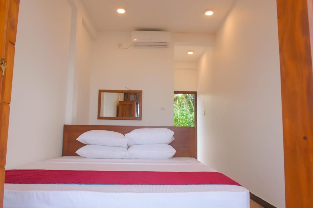 Ocean Breeze Villa Matara Room photo
